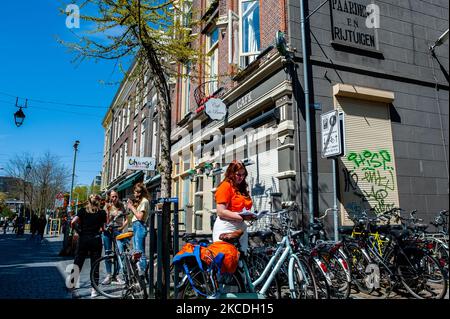 Eine Frau trägt orangene Kleidung auf der Straße, während der Feier zum Königstag während der Corona-Pandemie, am 27. 2021. April in Nijmegen, Niederlande, Niederlande. (Foto von Romy Arroyo Fernandez/NurPhoto) Stockfoto