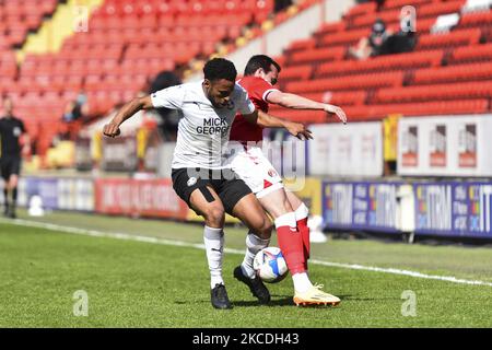 Nathan Thompson von Peterborough kämpft am 24.. April 2021 im Sky Bet League 1-Spiel zwischen Charlton Athletic und Peterborough im Valley, London, England, um den Besitz von Liam Millar von Charlton Athletic. (Foto von Ivan Yordanov/MI News/NurPhoto) Stockfoto