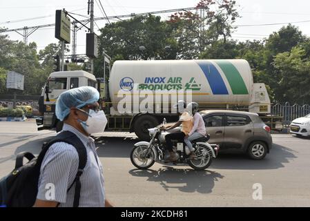 Ein Sauerstofftanker ist während eines Coronavirus-Notfalls in Kalkutta, Indien, am 27. April 2021 auf der Straße zu sehen. Die Weltgesundheitsorganisation (WHO) sagte am Dienstag, dass sie ihre Bemühungen um Hilfe für Indien verstärken würde, da die Krankenhäuser dort mit einem enormen Anstieg der Coronavirus-Fälle zu kämpfen hatten, einschließlich der Einbringung von Sauerstoff und anderen lebenswichtigen Hilfsgütern, so ein indischer Medienbericht. (Foto von Indranil Aditya/NurPhoto) Stockfoto