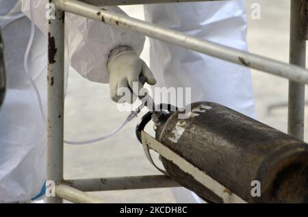 Ein Gesundheitsmitarbeiter schaltet den Knopf einer Sauerstoffflasche für einen kritischen Covid-19-Patienten in einem staatlichen Krankenhaus in Kalkutta, Indien, am 27. April 2021 ein. (Foto von Indranil Aditya/NurPhoto) Stockfoto