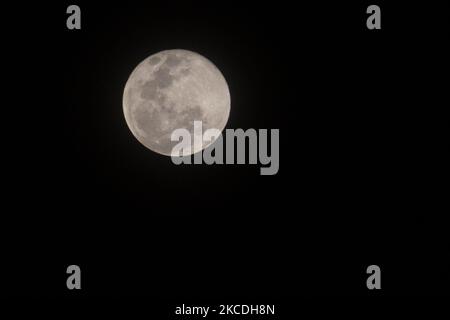 SuperVollmond am Himmel in South Tangerang, Banten, Indonesien, am 27. April 2021. (Foto von Donal Husni/NurPhoto) Stockfoto