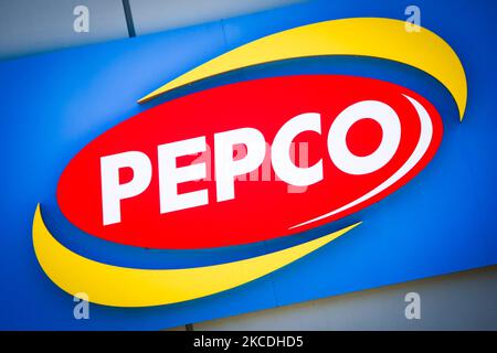 Das Pepco-Logo ist am 27. April 2021 im Pepco-Discounter in Krakau, Polen, zu sehen. Pepco Group, Eigentümer von Poundland in Großbritannien und Dealz und PEPCO in Europa, Das Unternehmen, das monatlich über 50 Millionen Kunden aus mehr als 3.200 Geschäften in 16 Ländern bedient, hat angekündigt, dass es die Notierung und Zulassung der Aktien des Unternehmens zum Handel an der Warschauer Börse beantragen wird. (Foto von Beata Zawrzel/NurPhoto) Stockfoto