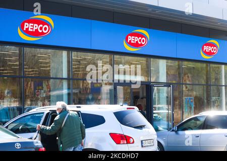 Das Pepco-Logo ist am 27. April 2021 im Pepco-Discounter in Krakau, Polen, zu sehen. Pepco Group, Eigentümer von Poundland in Großbritannien und Dealz und PEPCO in Europa, Das Unternehmen, das monatlich über 50 Millionen Kunden aus mehr als 3.200 Geschäften in 16 Ländern bedient, hat angekündigt, dass es die Notierung und Zulassung der Aktien des Unternehmens zum Handel an der Warschauer Börse beantragen wird. (Foto von Beata Zawrzel/NurPhoto) Stockfoto