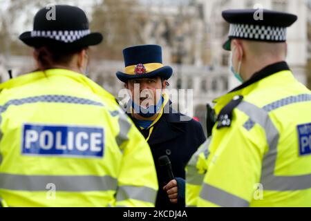 Der langjährige Anti-Brexit-Aktivist Steve Bray spricht mit Polizeibeamten, während er am 28. April 2021 vor dem Londoner Parlamentsgebäude demonstrierte. (Foto von David Cliff/NurPhoto) Stockfoto