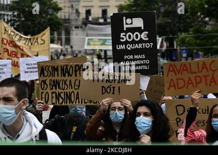 Studenten, die Schutzmasken tragen und Plakate halten, die auf die Universitätskrise verweisen, marschieren durch die verschiedenen Straßen von Lissabon. 28. April 2021. Demonstranten verschiedener portugiesischer Universitäten marschierten zur Nationalversammlung, um zu protestieren und Verbesserungen der von der nationalen Regierung angebotenen Subventionen zu fordern. (Foto von Jorge Mantilla/NurPhoto) Stockfoto