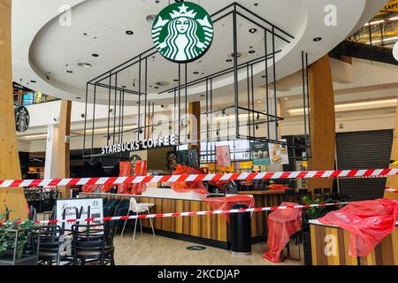 Starbucks Coffee im Bonarka Einkaufszentrum ist während der Coronavirus-Pandemie am 28. April 2021 in Krakau, Polen, geschlossen. (Foto von Beata Zawrzel/NurPhoto) Stockfoto