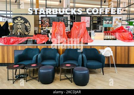 Starbucks Coffee im Bonarka Einkaufszentrum ist während der Coronavirus-Pandemie am 28. April 2021 in Krakau, Polen, geschlossen. (Foto von Beata Zawrzel/NurPhoto) Stockfoto