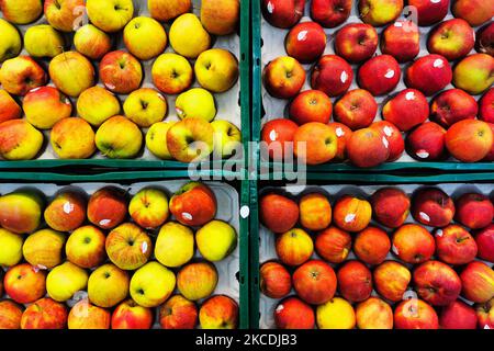 Äpfel in einem Supermarkt in Krakau, Polen, am 28. April 2021. (Foto von Beata Zawrzel/NurPhoto) Stockfoto