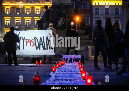 Demonstranten nehmen am 28. April 2021 an der regierungsfeindlichen Demonstration „The List of Shame“ auf dem Hauptplatz in Krakau, Polen, Teil. Der Protest wurde von Mitgliedern der Initiative „No More Silence“ organisiert, die die Namen von polnischen rechtsextremen Politikern, darunter den polnischen Präsidenten Andrzej Duda, Premierminister Mateusz Morawiecki und den regierenden Parteivorsitzenden Jaroslaw Kaczynski, aufzählten und verurteilten. (Foto von Beata Zawrzel/NurPhoto) Stockfoto