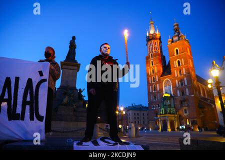 Demonstranten nehmen am 28. April 2021 an der regierungsfeindlichen Demonstration „The List of Shame“ auf dem Hauptplatz in Krakau, Polen, Teil. Der Protest wurde von Mitgliedern der Initiative „No More Silence“ organisiert, die die Namen von polnischen rechtsextremen Politikern, darunter den polnischen Präsidenten Andrzej Duda, Premierminister Mateusz Morawiecki und den regierenden Parteivorsitzenden Jaroslaw Kaczynski, aufzählten und verurteilten. (Foto von Beata Zawrzel/NurPhoto) Stockfoto