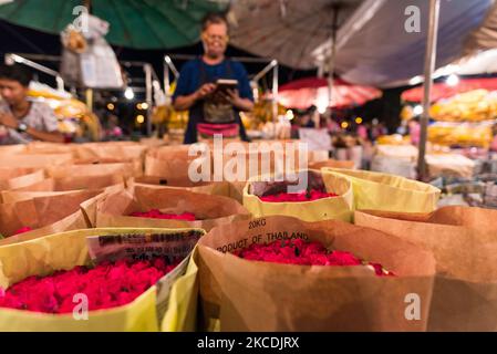 Rosen-Blumensträuße zum Verkauf in Pak Khlong Talad, dem Blumenmarkt von Bangkok, am letzten Eröffnungstag, am Valentinstag 2016. Bangkok, Thailand, 13. Februar 2016. (Foto von Marc Fernandes/NurPhoto) Stockfoto