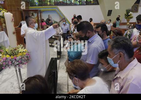 Ein Priester segnet die Teilnehmer in der Pfarrei St. Jude Thaddeus, dem Apostel in Mexiko-Stadt, am 28. April 2021 während des Gesundheitsnotfalls COVID-19 in Mexiko und der orangefarbenen epidemiologischen Ampel in der Stadt. In der katholischen Kirche wird der hl. Jude Thaddeus am 28. Oktober verehrt, aber seit mehreren Jahren wird er in Mexiko alle 28. Monate verehrt und zählt zu den beliebtesten Heiligen unter den katholischen Gläubigen. (Foto von Gerardo Vieyra/NurPhoto) Stockfoto