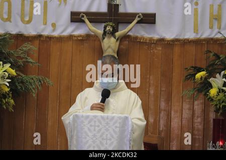 Ein Priester Gottesdienst in der Pfarrei St. Jude Thaddeus, dem Apostel in Mexiko-Stadt, Mexiko, am 28. April 2021 während des Gesundheitsnotfalls COVID-19 in Mexiko und der orangefarbenen epidemiologischen Ampel in der Stadt. In der katholischen Kirche wird der hl. Jude Thaddeus am 28. Oktober verehrt, aber seit mehreren Jahren wird er in Mexiko alle 28. Monate verehrt und zählt zu den beliebtesten Heiligen unter den katholischen Gläubigen. (Foto von Gerardo Vieyra/NurPhoto) Stockfoto