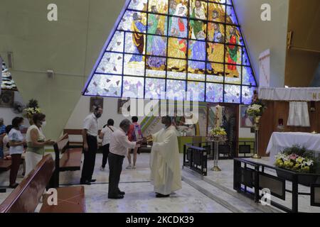 Ein Priester Gottesdienst in der Pfarrei St. Jude Thaddeus, dem Apostel in Mexiko-Stadt, Mexiko, am 28. April 2021 während des Gesundheitsnotfalls COVID-19 in Mexiko und der orangefarbenen epidemiologischen Ampel in der Stadt. In der katholischen Kirche wird der hl. Jude Thaddeus am 28. Oktober verehrt, aber seit mehreren Jahren wird er in Mexiko alle 28. Monate verehrt und zählt zu den beliebtesten Heiligen unter den katholischen Gläubigen. (Foto von Gerardo Vieyra/NurPhoto) Stockfoto