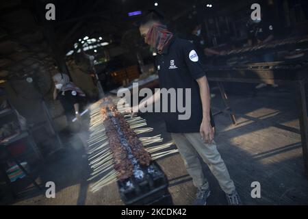 Am 29. April 2021 wurde in Purwarkarta, West-Java, indonesien, ein Mann zum Kochen von Fleisch indonesischer tradtioneller Lebensmittel vorbereitet. Die Restaurants wurden zum ersten Mal im ersten Jahr nach der Pandemie in Indonesien geschlossen, aber jetzt wieder für die Öffentlichkeit im Jahr 2021. (Foto von Donal Husni/NurPhoto) Stockfoto