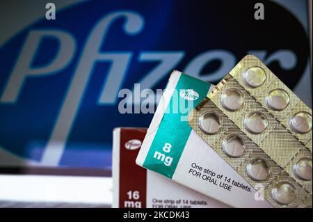 Medicine Pillen sind mit dem Pfizer Logo auf diesem Bild zu sehen, das am 29. April 2021 in Tehatta, Westbengalen, Indien, aufgenommen wurde. Das in New York ansässige Pharmaceutical Pfizer Inc. Sagte, dass ein orales Medikament zur Behandlung von COVID-19 bis Ende 2021 verfügbar sein könnte. Das Pharmaunternehmen arbeitet derzeit an zwei antiviralen Medikamenten - einem injizierbaren, einem anderen oralen. (Fotoillustration von Soumyabrata Roy/NurPhoto) Stockfoto