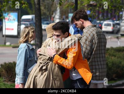 Junge Menschen umarmen und grüßen einander inmitten der Coronavirus-Epidemie Covid-19 im Zentrum von Kiew, Ukraine, am 29. April 2021. Ab Mai 1 würden strikte Quarantänebeschränkungen in der ukrainischen Hauptstadt gelockert, da die Zahl der neuen COVID-19-Fälle langsam sinkt, der öffentliche Nahverkehr und die U-Bahn wie gewohnt in Übereinstimmung mit den Normen und Regeln zur Bekämpfung der Epidemie, wie lokale Medien berichteten, zu arbeiten beginnen werden. 387 Menschen starben in den letzten 24 Stunden an Komplikationen der COVID-19-Coronavirus-Krankheit, und insgesamt 43 778 Menschen starben seit Beginn der Epidemie in der Ukraine. (Foto von STR/NurPhoto) Stockfoto