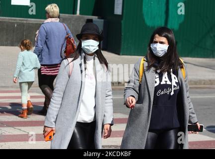 Frauen, die Schutzmasken tragen, wandern am 29. April 2021 im Zentrum von Kiew, Ukraine, inmitten der Coronavirus-Epidemie Covid-19. Ab Mai 1 würden strikte Quarantänebeschränkungen in der ukrainischen Hauptstadt gelockert, da die Zahl der neuen COVID-19-Fälle langsam sinkt, der öffentliche Nahverkehr und die U-Bahn wie gewohnt in Übereinstimmung mit den Normen und Regeln zur Bekämpfung der Epidemie, wie lokale Medien berichteten, zu arbeiten beginnen werden. 387 Menschen starben in den letzten 24 Stunden an Komplikationen der COVID-19-Coronavirus-Krankheit, und insgesamt 43 778 Menschen starben seit Beginn der Epidemie in der Ukraine. (Foto von STR/NurPhoto) Stockfoto