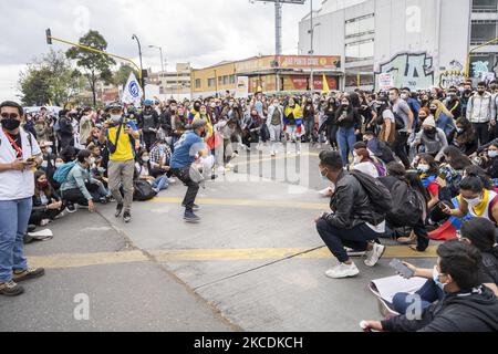 Tausende von Menschen gingen am 28. April 2021 aus ihren Häusern auf die Straße in Bogota, Kolumbien, um gegen die von der kolumbianischen Regierung von Ivan Duque vorgelegte Steuerreform zu protestieren. Begleitet wurde der Protest von den unterschiedlichen Gruppen von Lehrern, Arbeitern und Studenten, die nicht mit den Entscheidungen der Regierung einverstanden sind, der Protest hatte alle COVID-Protokolle, Sie versuchen, eine Steuerreform zu versenken, die die Abschaffung von Mehrwertsteuerfreien Waren vorschlägt, während das Land an der dritten Welle des Pandemievirus vorbeigeht. (Foto von David Rodriguez/NurPhoto) Stockfoto