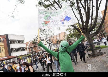 Tausende von Menschen gingen am 28. April 2021 aus ihren Häusern auf die Straße in Bogota, Kolumbien, um gegen die von der kolumbianischen Regierung von Ivan Duque vorgelegte Steuerreform zu protestieren. Begleitet wurde der Protest von den unterschiedlichen Gruppen von Lehrern, Arbeitern und Studenten, die nicht mit den Entscheidungen der Regierung einverstanden sind, der Protest hatte alle COVID-Protokolle, Sie versuchen, eine Steuerreform zu versenken, die die Abschaffung von Mehrwertsteuerfreien Waren vorschlägt, während das Land an der dritten Welle des Pandemievirus vorbeigeht. (Foto von David Rodriguez/NurPhoto) Stockfoto