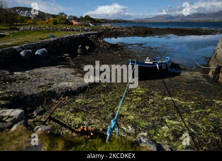 Ein kleines Fischerboot, das während der COVID-19-Sperre in Roundstone gesehen wurde. Am Donnerstag, 29. April 2021, in Roundstone, Connemara, Co. Galway, Irland. (Foto von Artur Widak/NurPhoto) Stockfoto