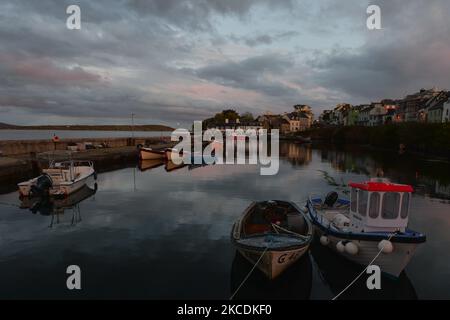 Ein allgemeiner Blick auf den Roundstone Harbour bei Dämmerung bei Flut. Am Donnerstag, 29. April 2021, in Roundstone, Connemara, Co. Galway, Irland. (Foto von Artur Widak/NurPhoto) Stockfoto