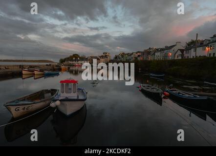 Ein allgemeiner Blick auf den Roundstone Harbour bei Dämmerung bei Flut. Am Donnerstag, 29. April 2021, in Roundstone, Connemara, Co. Galway, Irland. (Foto von Artur Widak/NurPhoto) Stockfoto