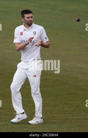 Mark Wood von Durham während des LV= County Championship-Spiels zwischen dem Durham County Cricket Club und dem Warwickshire County Cricket Club am 29.. April 2021 in Emirates Riverside, Chester le Street, England. (Foto von Robert Smith/MI News/NurPhoto) Stockfoto