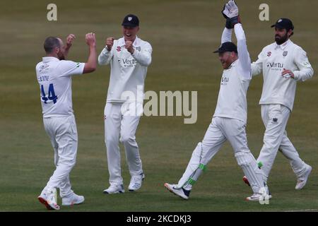 Ben Raine aus Durham feiert, nachdem er das Wicket von Hanuma Vihari aus Warwickshire während des LV= County Championship-Spiels zwischen dem Durham County Cricket Club und dem Warwickshire County Cricket Club in Emirates Riverside, Chester le Street, Großbritannien, am 29.. April 2021 gewonnen hat. (Foto von Mark Fletcher/MI News/NurPhoto) Stockfoto