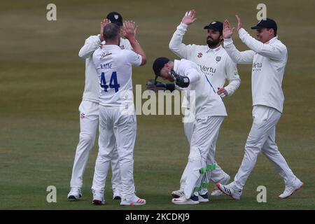 Ben Raine aus Durham feiert, nachdem er das Wicket von Hanuma Vihari aus Warwickshire während des LV= County Championship-Spiels zwischen dem Durham County Cricket Club und dem Warwickshire County Cricket Club in Emirates Riverside, Chester le Street, Großbritannien, am 29.. April 2021 gewonnen hat. (Foto von Mark Fletcher/MI News/NurPhoto) Stockfoto