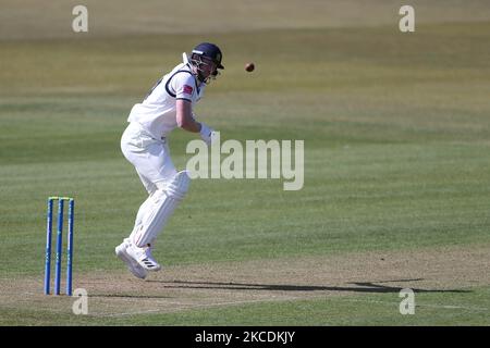 Warwickshire's Liam Norwell schlagen während des LV= County Championship Spiels zwischen Durham County Cricket Club und Warwickshire County Cricket Club am 29.. April 2021 in Emirates Riverside, Chester le Street, Großbritannien. (Foto von Mark Fletcher/MI News/NurPhoto) Stockfoto