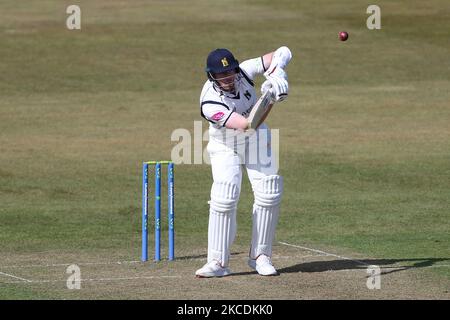 Warwickshire's Liam Norwell schlagen während des LV= County Championship Spiels zwischen Durham County Cricket Club und Warwickshire County Cricket Club am 29.. April 2021 in Emirates Riverside, Chester le Street, Großbritannien. (Foto von Mark Fletcher/MI News/NurPhoto) Stockfoto