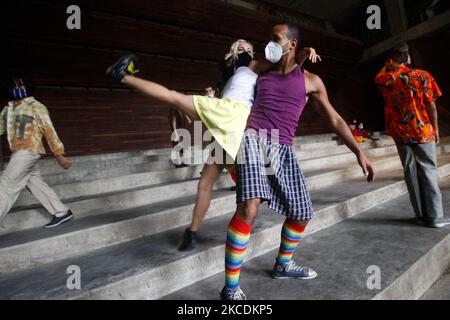 Tänzer nehmen an einer Social-Media-Performance zur Feier des Internationalen Tanztages am Hauptsitz der National Dance Company Teil, inmitten der Pandemie Covid-19 im Sektor Caño Amarillo in Caracas, Venezuela, am 29. April 2021. (Foto von Javier Campos/NurPhoto) Stockfoto