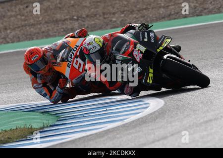 Marc Marquez (93) aus Spanien und das Repsol Honda Team sowie Aleix Espargaro (41) aus Spanien und das Aprilia Racing Team Gresini während des freien Trainings des Gran Premio Red Bull de España auf dem Circuito de Jerez - Angel Nieto am 30. April 2021 in Jerez de la Frontera, Spanien. (Foto von Jose Breton/Pics Action/NurPhoto) Stockfoto