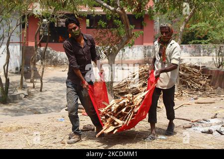 Arbeiter tragen Holz für die Einäscherung von COVID-19-Opfern in Adarsh Nagar Moksha Dham, inmitten der Zunahme von Coronavirus-Fällen, in Jaipur, Rajasthan, Indien, Freitag, 30,2021. April. (Foto von Vishal Bhatnagar/NurPhoto) Stockfoto