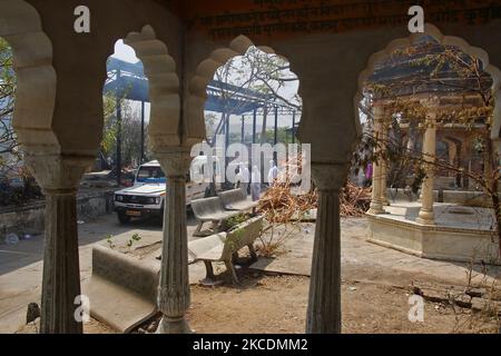 Verwandte kommen zur Einäscherung des COVID-19-Opfers in Adarsh Nagar Moksha Dham, inmitten der Zunahme von Coronavirus-Fällen, in Jaipur, Rajasthan, Indien, Freitag, 30,2021. April. (Foto von Vishal Bhatnagar/NurPhoto) Stockfoto