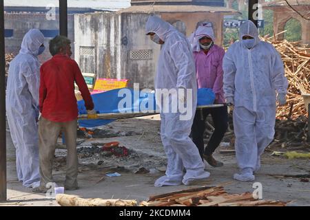 Verwandte während der Einäscherung des COVID-19-Opfers in Adarsh Nagar Moksha Dham, inmitten einer Zunahme von Coronavirus-Fällen, in Jaipur, Rajasthan, Indien, Freitag, 30,2021. April. (Foto von Vishal Bhatnagar/NurPhoto) Stockfoto