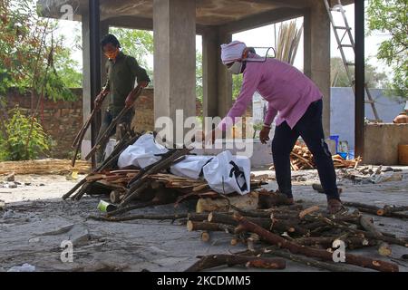 Arbeiter während der Einäscherung des COVID-19-Opfers bei Adarsh Nagar Moksha Dham, inmitten der Zunahme von Coronavirus-Fällen, in Jaipur, Rajasthan, Indien, Freitag, 30,2021. April. (Foto von Vishal Bhatnagar/NurPhoto) Stockfoto