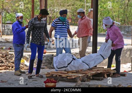 Verwandte während der Einäscherung des COVID-19-Opfers in Adarsh Nagar Moksha Dham, inmitten einer Zunahme von Coronavirus-Fällen, in Jaipur, Rajasthan, Indien, Freitag, 30,2021. April. (Foto von Vishal Bhatnagar/NurPhoto) Stockfoto