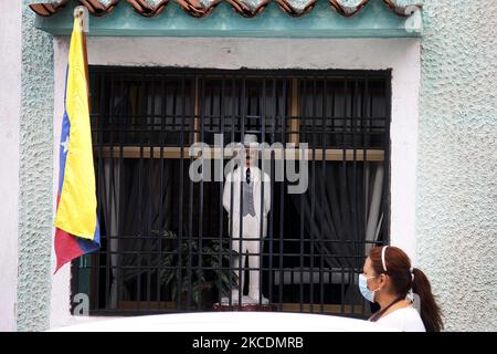 Eine Frau geht in der Nähe eines Altars des venezolanischen heiligen José Gregorio Hernandez. San Cristobal, 30. April 2021. Die katholische Kirche hat am Freitag die Seligsprechung des venezolanischen Arztes José Gregorio Hernández offiziell bekannt gegeben, der im Volksmund als „Arzt der Armen“ bekannt ist. Das Seligsprechungsritual fand in der Kirche des Colegio La Salle in Caracas statt und wurde live im Fernsehen und in Radiosendern des Landes über das Hauptsignal des Senders der venezolanischen katholischen Kirche, dem Fernsehsender von Wale TV, übertragen. (Foto von Jorge Mantilla/NurPhoto) Stockfoto