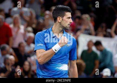 Paris, Frankreich. 4.. November 2022. Novak Djokovic aus Serbien reagiert beim Viertelfinalspiel im Einzel gegen den Italiener Lorenzo Musetti beim Rolex Paris Masters Tennisturnier am 4. November 2022 in Paris, Frankreich. Kredit: Rit Heise/Xinhua/Alamy Live Nachrichten Stockfoto