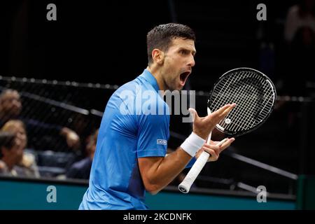 Paris, Frankreich. 4.. November 2022. Novak Djokovic aus Serbien reagiert beim Viertelfinalspiel im Einzel gegen den Italiener Lorenzo Musetti beim Rolex Paris Masters Tennisturnier am 4. November 2022 in Paris, Frankreich. Kredit: Rit Heise/Xinhua/Alamy Live Nachrichten Stockfoto