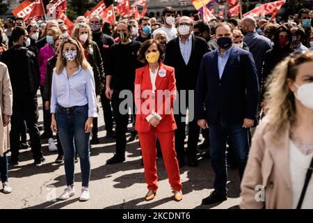 Die dritte Vizepräsidentin und Ministerin für Arbeit, Yolanda Díaz, die erste Vizepräsidentin, Carmen Calvo, und der Minister für Verkehr, Mobilität und städtische Agenda, José Luis Ábalos (L-R), bei der von den Gewerkschaften einberufen Arbeiterdemonstration. In Madrid, Spanien, am 1. Mai 2021. (Foto von Jon Imanol Reino/NurPhoto) Stockfoto