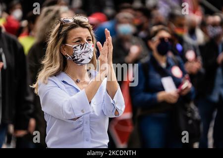 Die dritte Vizepräsidentin und Arbeitsministerin, Yolanda Díaz, bei der von den Gewerkschaften einberufen Arbeiterdemonstration. In Madrid, Spanien, am 1. Mai 2021. (Foto von Jon Imanol Reino/NurPhoto) Stockfoto