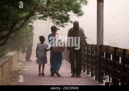 Pendler beim Sandsturm in Guwahati, Assam, Indien, am Samstag, 01. Mai 2021. (Foto von David Talukdar/NurPhoto) Stockfoto