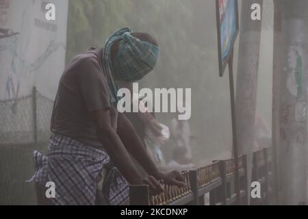 Pendler beim Sandsturm in Guwahati, Assam, Indien, am Samstag, 01. Mai 2021. (Foto von David Talukdar/NurPhoto) Stockfoto