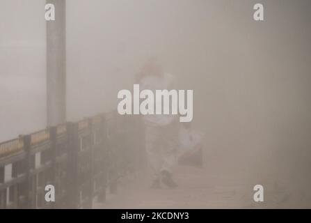 Pendler beim Sandsturm in Guwahati, Assam, Indien, am Samstag, 01. Mai 2021. (Foto von David Talukdar/NurPhoto) Stockfoto