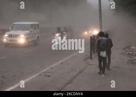 Pendler beim Sandsturm in Guwahati, Assam, Indien, am Samstag, 01. Mai 2021. (Foto von David Talukdar/NurPhoto) Stockfoto