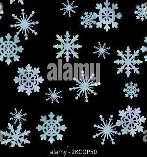 Muster für das neue Jahr. Aquarell Schneeflocke nahtloses Muster mit handgezeichneten strukturierten Flocken auf schwarzem Hintergrund. Stockfoto