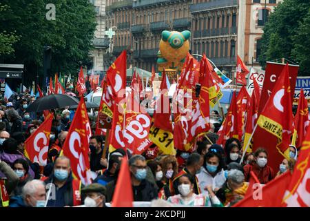 Tausende von Menschen gingen zum Labor Day in Toulouse auf die Straße. In diesem Jahr ging es unter dem Motto um Kultur und die Reform der Arbeitslosenunterstützung. Während des marsches machten Künstler mehrere Stopps, um zu tanzen und zu singen. Eine der Stationen fand vor dem besetzten Nationaltheater von Toulouse ('TheatreDeLaCite') statt, wo sie „We want to go on dance“ von Alexis HK vorführten. Toulouse, Frankreich, am 1. 2021. Mai. (Foto von Alain Pitton/NurPhoto) Stockfoto